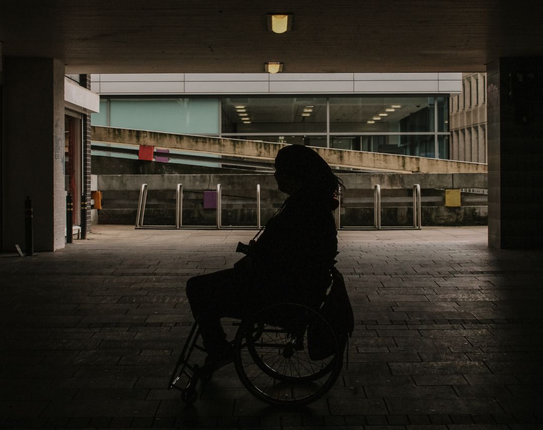 Una joven en silla de ruedas Una joven en silla de ruedas