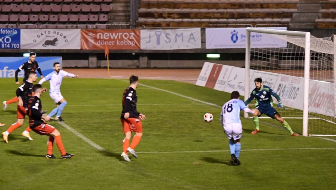Brais Abelenda sirve un balón a Primo que no llegaría a embocar a gol el delantero cántabro Brais Abelenda sirve un balón a Primo que no llegaría a embocar a gol el delantero cántabro