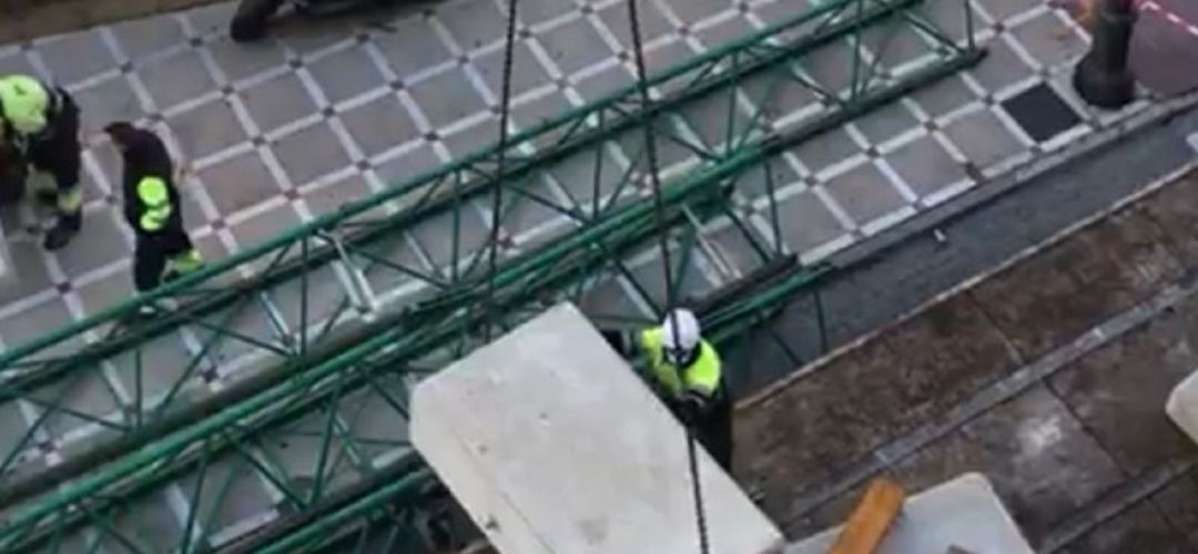Comienzo del montaje de la grúa de 60 metros para los arreglos de la Catedral. Comienzo del montaje de la grúa de 60 metros para los arreglos de la Catedral.