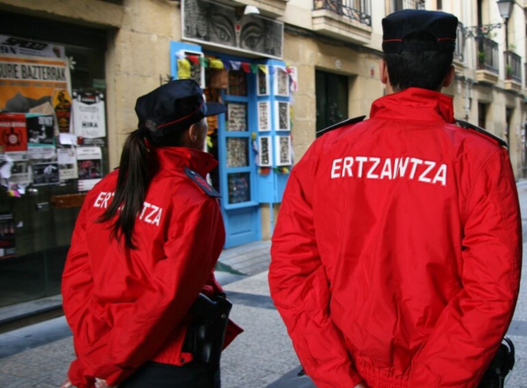 Agentes de la Ertzaintza de ronda por la Parte Vieja Agentes de la Ertzaintza de ronda por la Parte Vieja