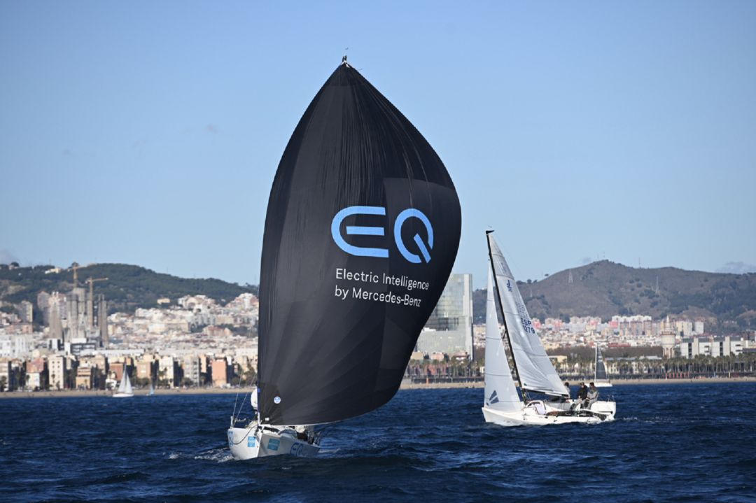 El "Mercedes-Benz Sailing Team" navegando. El "Mercedes-Benz Sailing Team" navegando.