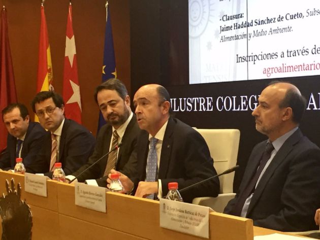 Manuel Lamela en 2016 presidiendo un acto del Colegio de Abogados de Madrid en su calidad de presidente de la Sección de Derecho Agroalimentario. Manuel Lamela en 2016 presidiendo un acto del Colegio de Abogados de Madrid en su calidad de presidente de la Sección de Derecho Agroalimentario.