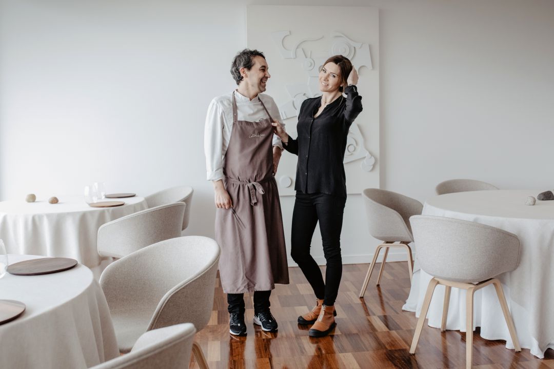 El cocinero Javier Olleros y la directora de sala Amaranda Rodríguez, pareja sentimental y profesional, al frente de Culler de Pau. El cocinero Javier Olleros y la directora de sala Amaranda Rodríguez, pareja sentimental y profesional, al frente de Culler de Pau.
