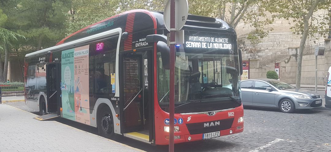 Imagen de archivo de uno de los autobuses municipales Imagen de archivo de uno de los autobuses municipales