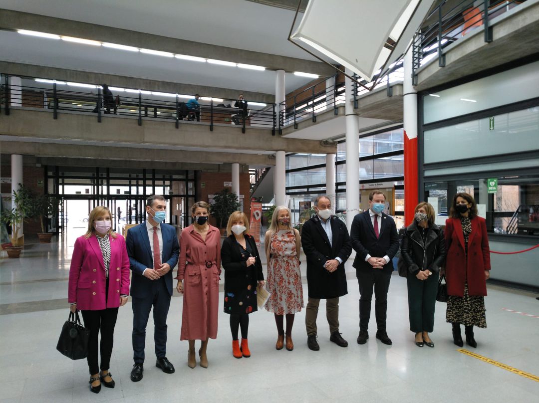 Visita de Yolanda Díaz, ministra de Trabajo y Economía Social, en el campus de Albacete de la UCLM, junto al nuevo rector, Julián Garde, y representantes políticos. Visita de Yolanda Díaz, ministra de Trabajo y Economía Social, en el campus de Albacete de la UCLM, junto al nuevo rector, Julián Garde, y representantes políticos.
