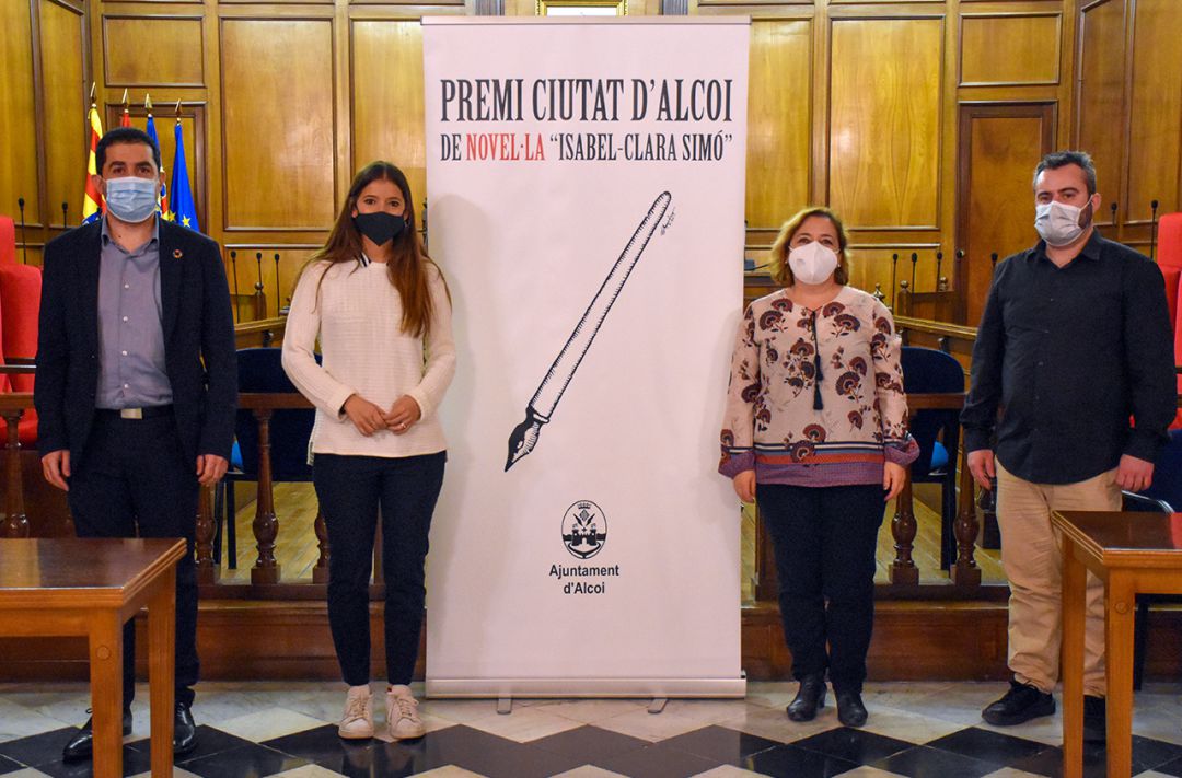 Natalia Gisbert Abad (segunda por la izquierda) gana el I Premi Ciutat d'Alcoi de Novel·la Isabel-Clara Simó con su obra "Vi i veritat". Natalia Gisbert Abad (segunda por la izquierda) gana el I Premi Ciutat d'Alcoi de Novel·la Isabel-Clara Simó con su obra "Vi i veritat".