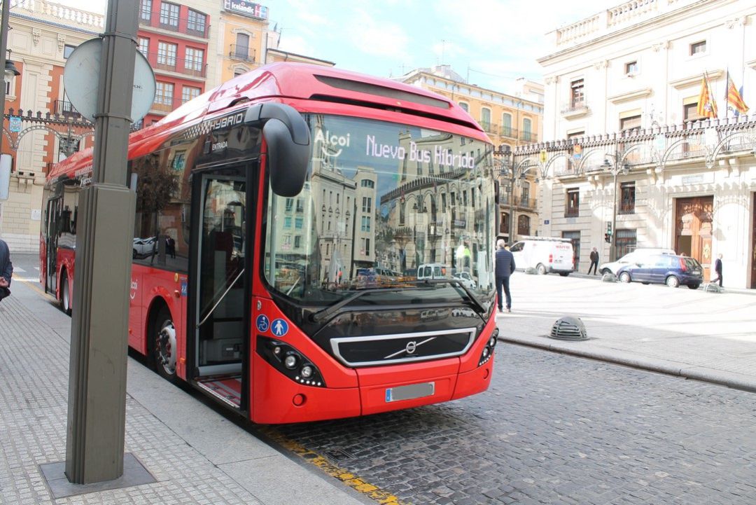 Un autobús híbrido de la línea de transporte público de Alcoy, en imagen de archivo. Un autobús híbrido de la línea de transporte público de Alcoy, en imagen de archivo.