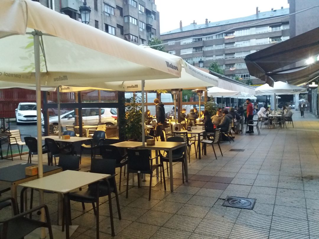 El tiempo, desapacible, limitó la presencia de clientes en los locales hosteleros El tiempo, desapacible, limitó la presencia de clientes en los locales hosteleros