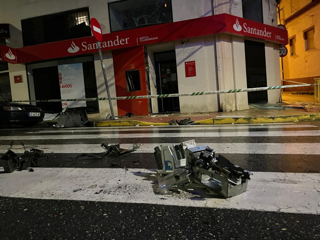 La fuerza de la deflagración llevó el cajero a la mitad de la calzada La fuerza de la deflagración llevó el cajero a la mitad de la calzada