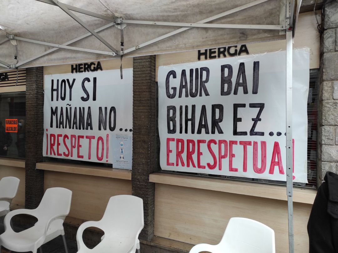 osteleros de la localidad recogen firmas contra la decisión del LABI de no abrir bares y restaurantes en pueblos con alta incidencia Covid osteleros de la localidad recogen firmas contra la decisión del LABI de no abrir bares y restaurantes en pueblos con alta incidencia Covid