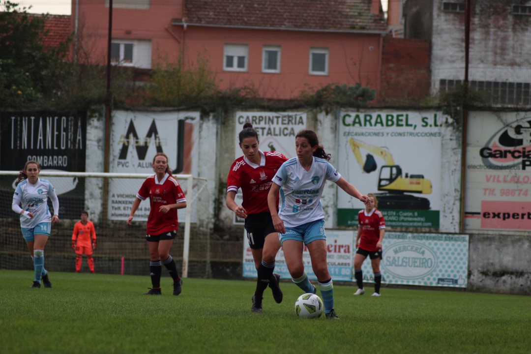 Alba persigue a una rival en el partido disputado en Vilalonga Alba persigue a una rival en el partido disputado en Vilalonga
