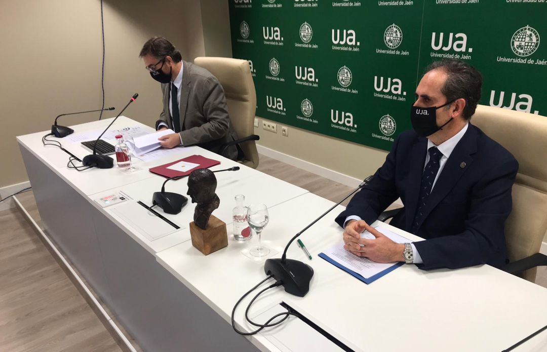 El Rector de la Universidad de Jaén, Juan Gómez Ortega, y el Director de la Escuela Politécnica Superior de Jaén, Francisco Javier Gallego, han sido los encargados de anunciar online el fallo del jurado El Rector de la Universidad de Jaén, Juan Gómez Ortega, y el Director de la Escuela Politécnica Superior de Jaén, Francisco Javier Gallego, han sido los encargados de anunciar online el fallo del jurado