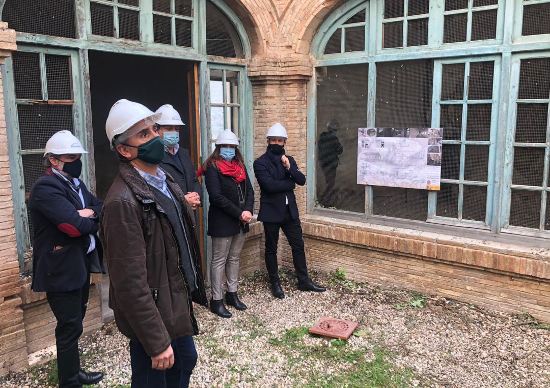 Tanto la subdelegada del gobierno, Catalina Madueño, como el alcalde, Julio Millán, han realizado una visita al espacio que lleva desaprovechado demasiados años Tanto la subdelegada del gobierno, Catalina Madueño, como el alcalde, Julio Millán, han realizado una visita al espacio que lleva desaprovechado demasiados años