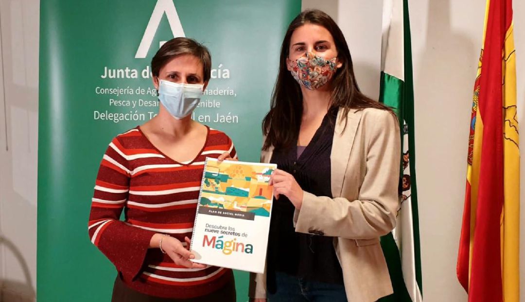 La delegada territorial, Soledad Aranda, a la izquierda, acompañada por Rosa Torres, directora del Parque Natural de Sierra Mágina La delegada territorial, Soledad Aranda, a la izquierda, acompañada por Rosa Torres, directora del Parque Natural de Sierra Mágina