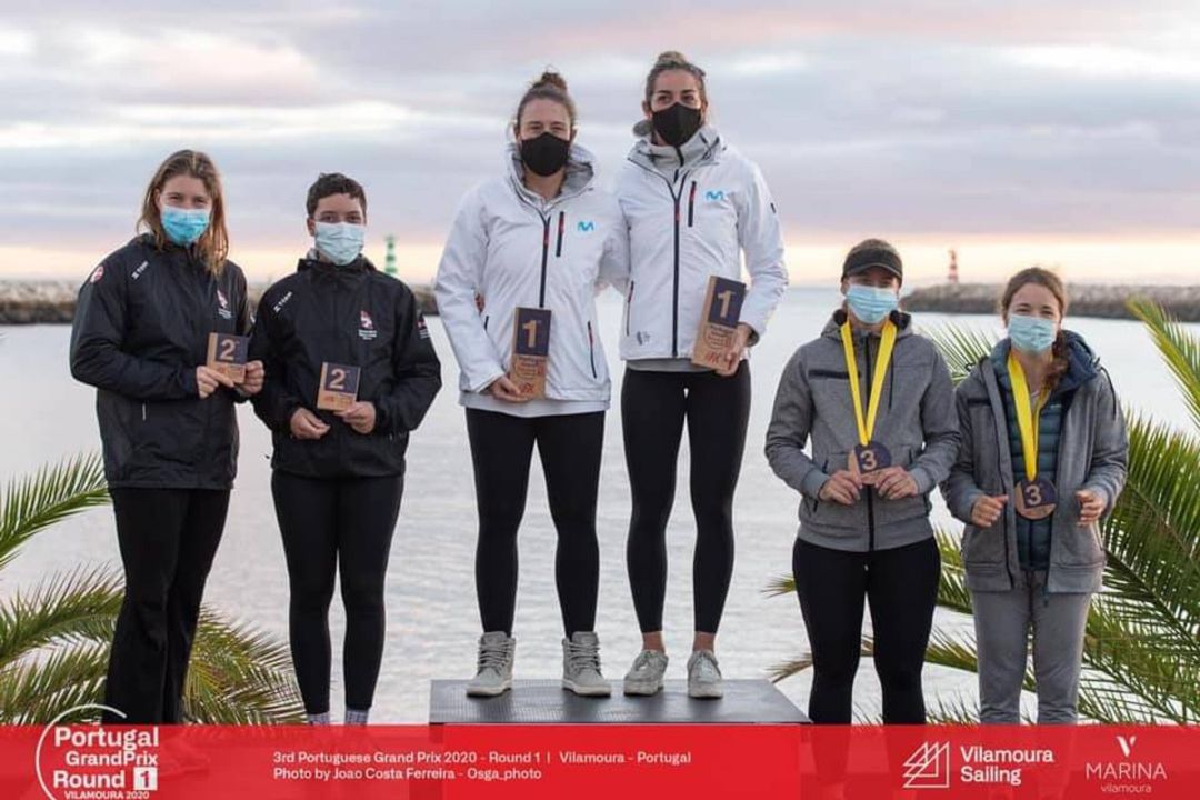 Imagen de las regatistas Paula Barceló (Club Nàutic de s'Arenal) y Tamara Echegoyen (RCN Sanxenxo) en el primer escalón del podio de Vilamoura Imagen de las regatistas Paula Barceló (Club Nàutic de s'Arenal) y Tamara Echegoyen (RCN Sanxenxo) en el primer escalón del podio de Vilamoura