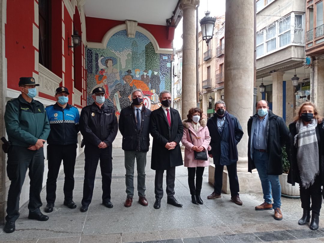 Presentación del dipositivo que busca la seguridad en el comercio en navidad Presentación del dipositivo que busca la seguridad en el comercio en navidad