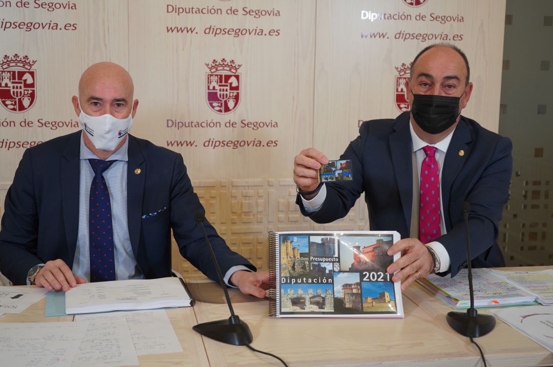 El presidente de la Diputación, Miguel Ángel de Vicente, presenta el presupuesto para 2021 junto al diputado de Hacienda, Óscar Moral El presidente de la Diputación, Miguel Ángel de Vicente, presenta el presupuesto para 2021 junto al diputado de Hacienda, Óscar Moral