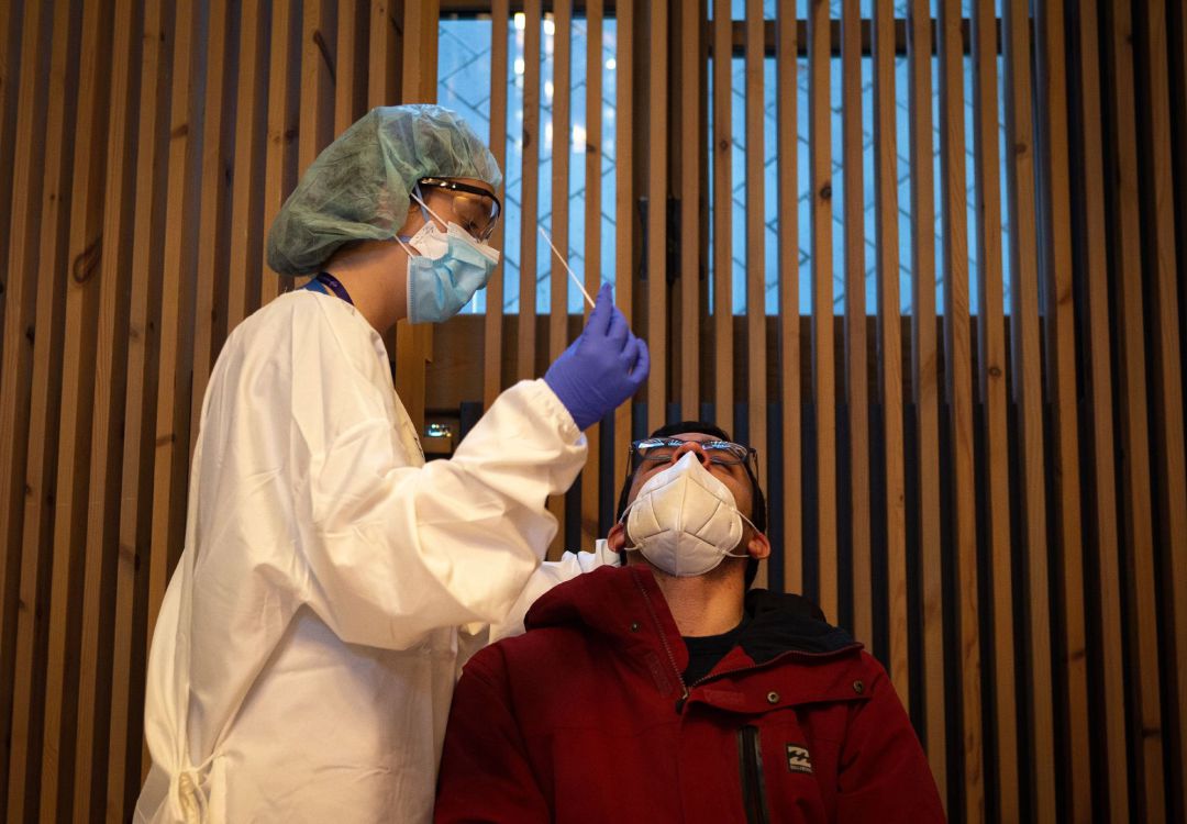 Profesionales sanitarios realizan test antígenos masivos de detección de la COVID-19 Profesionales sanitarios realizan test antígenos masivos de detección de la COVID-19