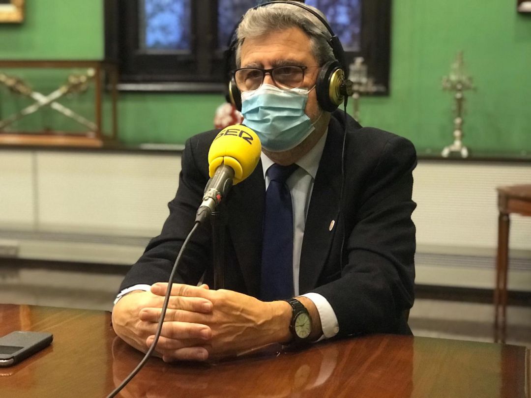 El rector de la Universidad de Zaragoza, José Antonio Mayoral, durante su intervención en La Rebotica, de Radio Zaragoza El rector de la Universidad de Zaragoza, José Antonio Mayoral, durante su intervención en La Rebotica, de Radio Zaragoza