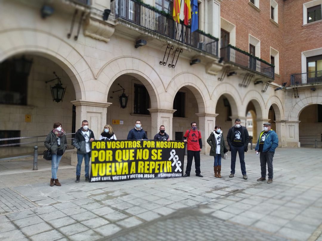 Concentración de la Plataforma de Amigos de José Luis Iranzo en la Subdelegación del Gobierno en Teruel en diciembre de 2020 Concentración de la Plataforma de Amigos de José Luis Iranzo en la Subdelegación del Gobierno en Teruel en diciembre de 2020