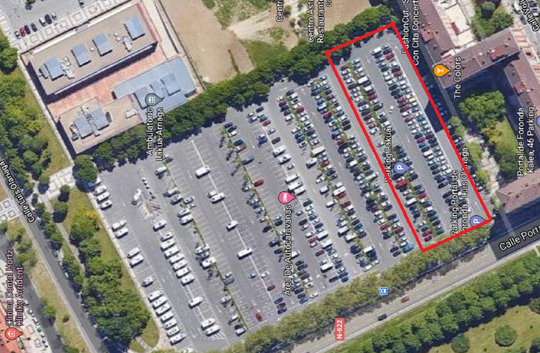 Vecinos de Lakua-Arriaga preocupados ante la compra de Eroski de 5.000 metros cuadrados que actualmente son parcelas de aparcamiento. Vecinos de Lakua-Arriaga preocupados ante la compra de Eroski de 5.000 metros cuadrados que actualmente son parcelas de aparcamiento.