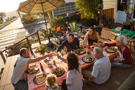 Una familia reunida en exteriores para su cena de Acción de Gracias, en Manhattan Beach (California) Una familia reunida en exteriores para su cena de Acción de Gracias, en Manhattan Beach (California)