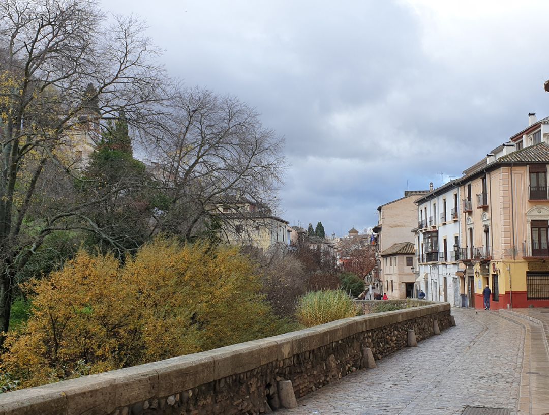 Una de las calles más concurridas de la ciudad de Granada, la Carrera del Darro, sin apenas viandantes en diciembre de 2020 Una de las calles más concurridas de la ciudad de Granada, la Carrera del Darro, sin apenas viandantes en diciembre de 2020