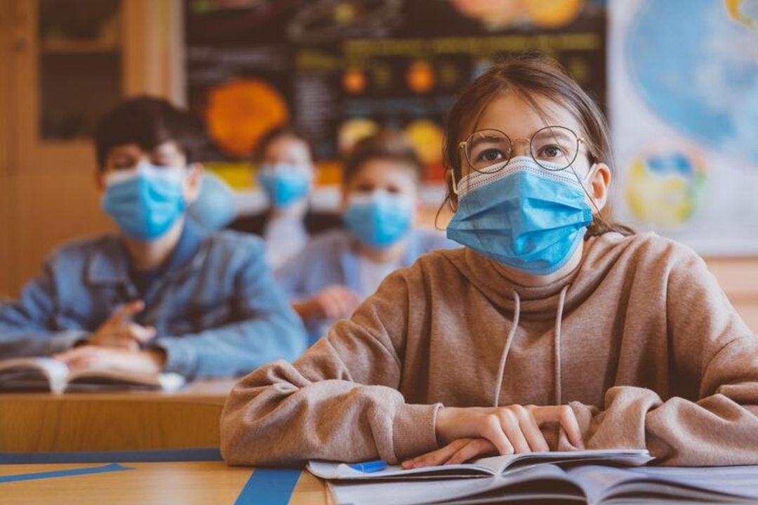 Niñas y niños en el aula de un colegio Niñas y niños en el aula de un colegio