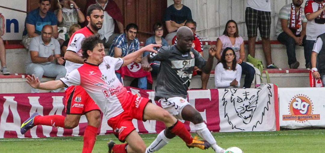 Babalola, en un lance del duelo de 2015 en Varea Babalola, en un lance del duelo de 2015 en Varea