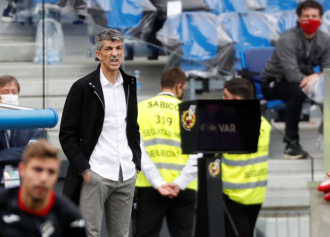 El entrenador de la Real Sociedad, Imanol Alguacil, da instrucciones a sus jugadores durante el partido de LaLiga Santander de fútbol que enfrenta a su equipo contra el Eibar este domingo en el estadio Real Arena de San Sebastián El entrenador de la Real Sociedad, Imanol Alguacil, da instrucciones a sus jugadores durante el partido de LaLiga Santander de fútbol que enfrenta a su equipo contra el Eibar este domingo en el estadio Real Arena de San Sebastián