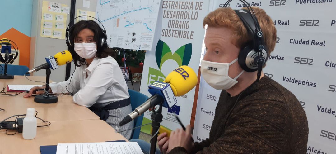 Pilar Zamora, alcaldesa de Ciudad Real durante su intervención en el programa junto a Kevin Orman, coordinador de Hoy por Hoy Pilar Zamora, alcaldesa de Ciudad Real durante su intervención en el programa junto a Kevin Orman, coordinador de Hoy por Hoy