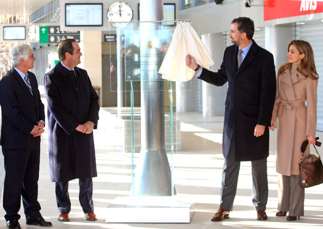 Los entonces Príncipes de Asturias junto a José María Barreda (i) y José Bono durante la inauguración de la línea de AVE de Cuenca, el 15 de diciembre de 2010 Los entonces Príncipes de Asturias junto a José María Barreda (i) y José Bono durante la inauguración de la línea de AVE de Cuenca, el 15 de diciembre de 2010