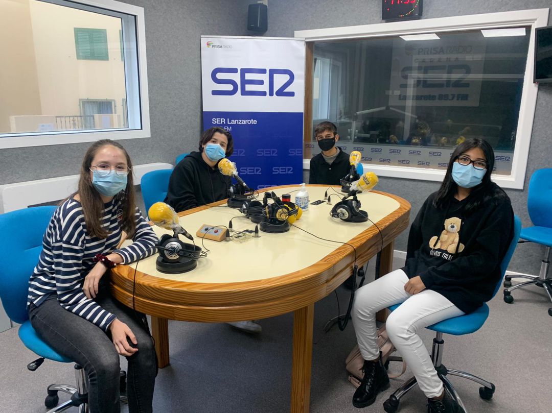 Andrea, Anahí, Gabriel y Selma, estudiantes del IES Playa Honda que han realizado el reportaje, en los estudios de SER Lanzarote. Andrea, Anahí, Gabriel y Selma, estudiantes del IES Playa Honda que han realizado el reportaje, en los estudios de SER Lanzarote.