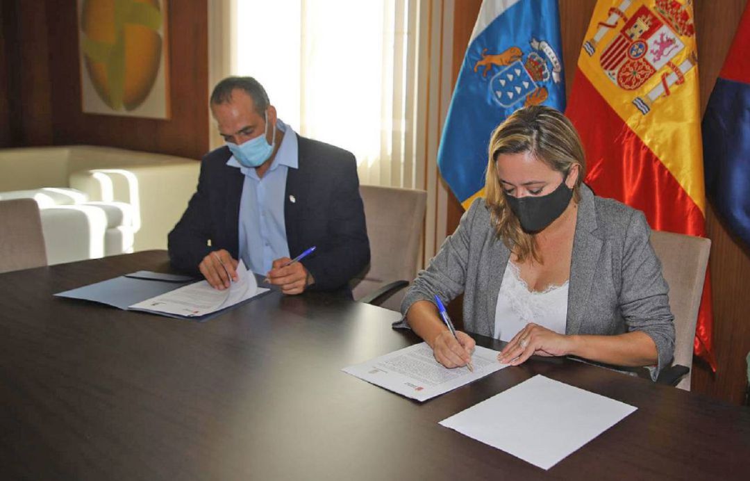 La presidenta del Cabildo de Lanzarote, María Dolores Corujo, y el entonces alcalde de Haría, Alfredo Villalba, firmando la adenda al convenio de la Cueva de Los Verdes. La presidenta del Cabildo de Lanzarote, María Dolores Corujo, y el entonces alcalde de Haría, Alfredo Villalba, firmando la adenda al convenio de la Cueva de Los Verdes.