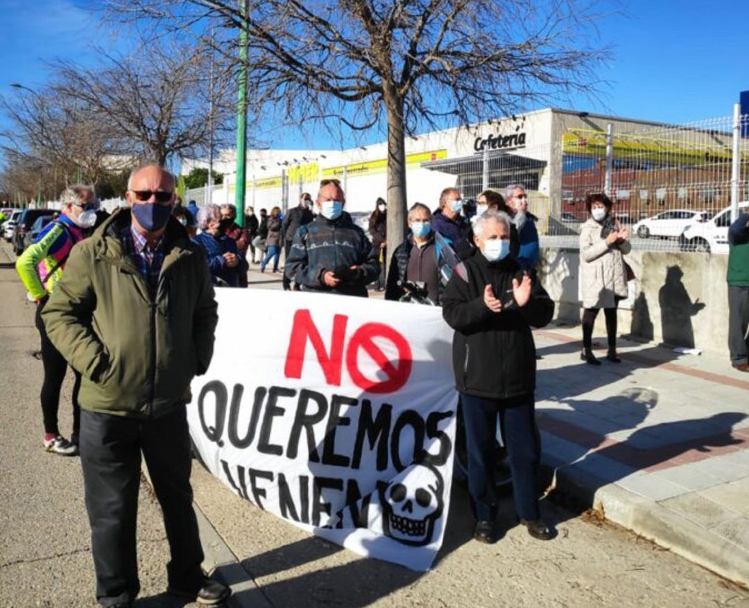 Imagen de una de las concentraciones vecinales contra la instalación de la gasolinera Imagen de una de las concentraciones vecinales contra la instalación de la gasolinera