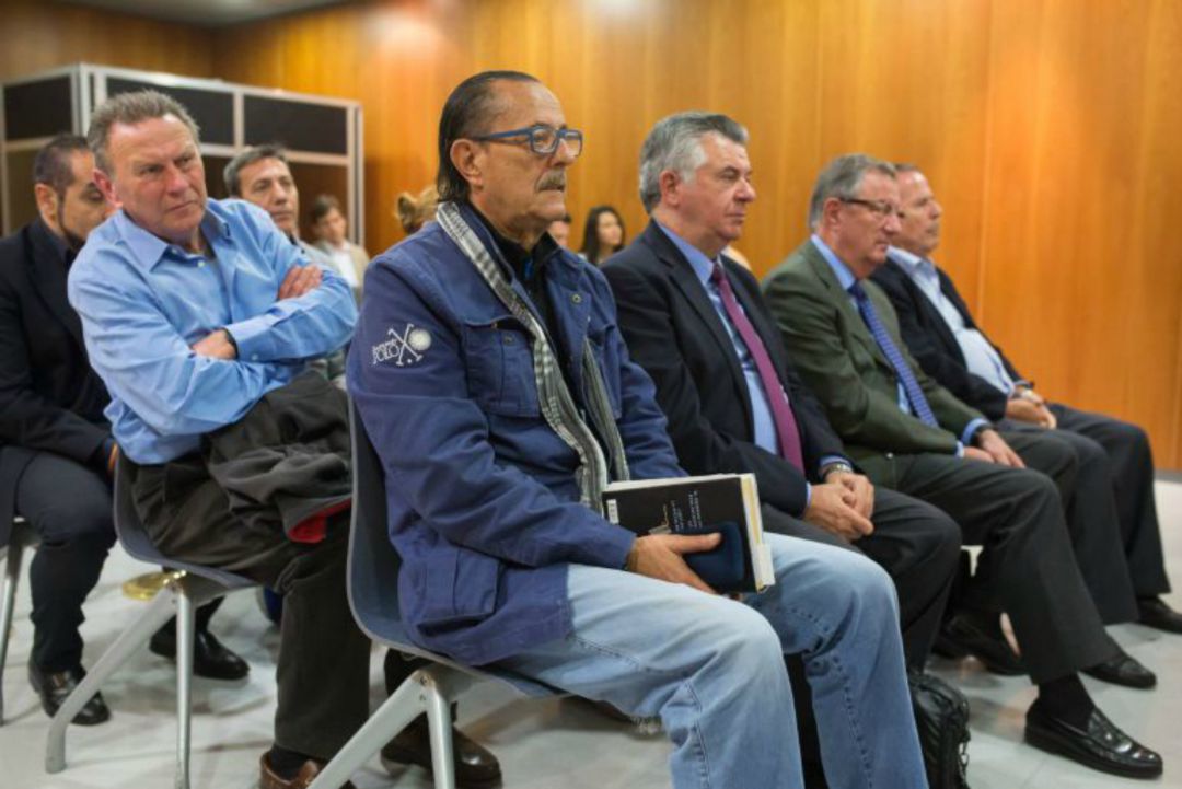 Julián Muñoz y Juan Antonio Roca, junto a otros acusados, en un juicio en la Audiencia de Málaga Julián Muñoz y Juan Antonio Roca, junto a otros acusados, en un juicio en la Audiencia de Málaga