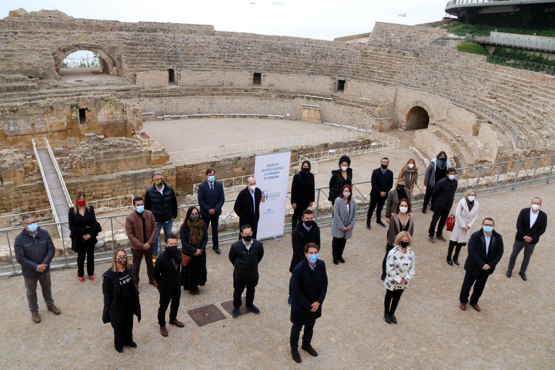 Pla general picat de la nova junta de l'Associació Hotelera de la Província de Tarragona, amb el president de l'AEHT, Francesc Pintado, i la presidenta del Patronat de Turisme de la Diputació, Meritxell Roigé. Pla general picat de la nova junta de l'Associació Hotelera de la Província de Tarragona, amb el president de l'AEHT, Francesc Pintado, i la presidenta del Patronat de Turisme de la Diputació, Meritxell Roigé.