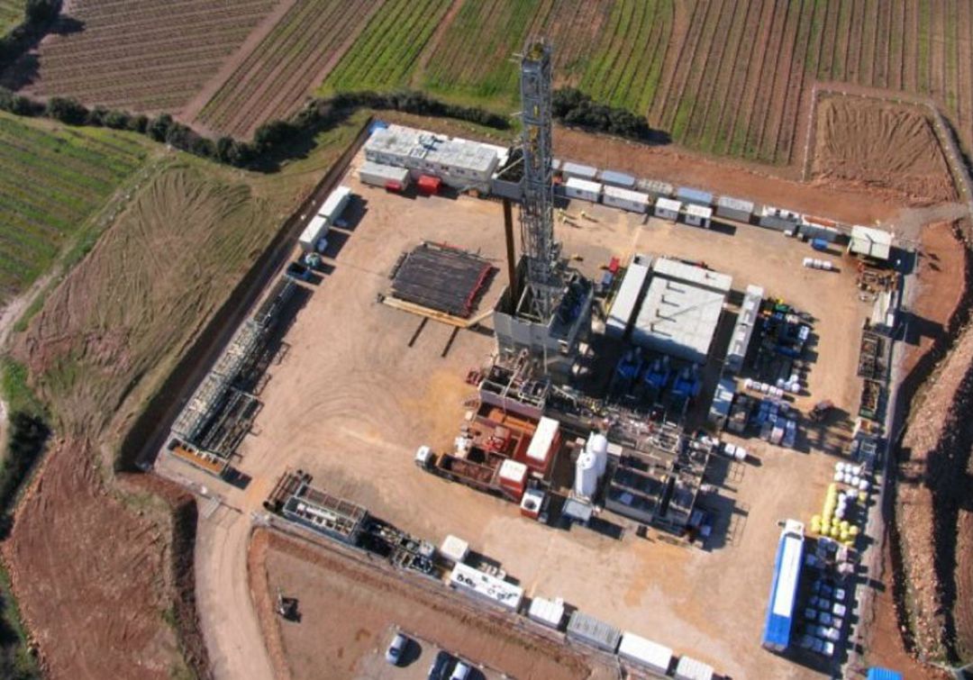 El alcalde de Vitoria Gorka Urtaran defiende el "derecho a conocer" si existe un yacimiento de gas en Álava e insiste en que se trata de la fuente más adecuada para la transición energética. El alcalde de Vitoria Gorka Urtaran defiende el "derecho a conocer" si existe un yacimiento de gas en Álava e insiste en que se trata de la fuente más adecuada para la transición energética.