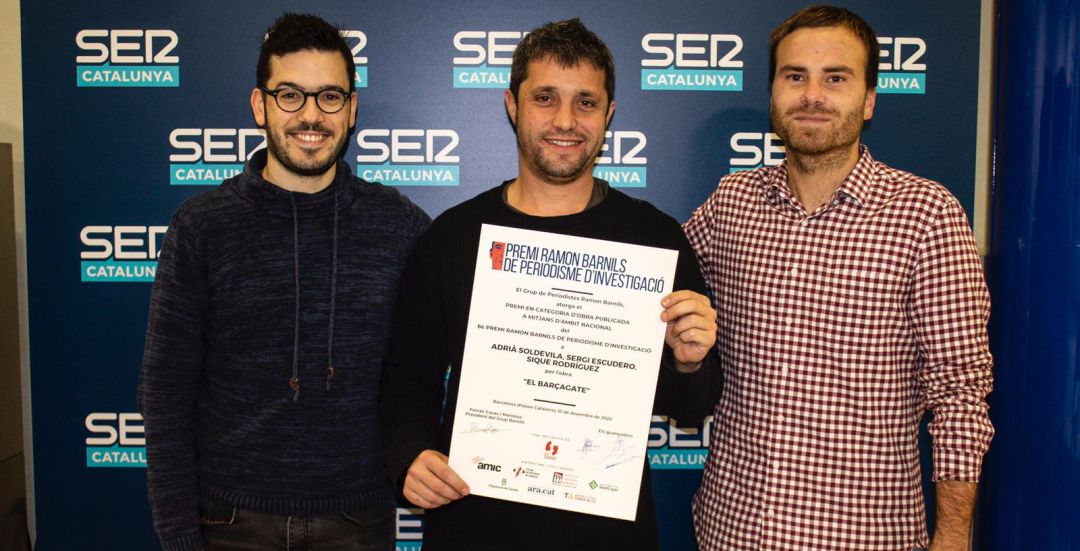 Adriá Soldevila, Sique Rodríguez y Sergi Escudero, posan con el premio Ramón Barnils de periodismo de investigación Adriá Soldevila, Sique Rodríguez y Sergi Escudero, posan con el premio Ramón Barnils de periodismo de investigación