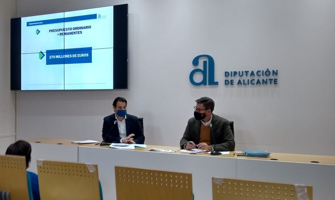 El diputado de Economía, Eduardo Dolón (i) y el de Infraestructuras, Javier Gutiérrez (d), durante la presentación del anteproyecto de presupuestos para 2021 de la Diputación. El diputado de Economía, Eduardo Dolón (i) y el de Infraestructuras, Javier Gutiérrez (d), durante la presentación del anteproyecto de presupuestos para 2021 de la Diputación.