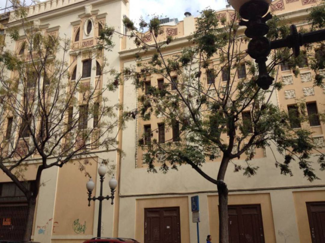 Fachada del edificio del antiguo cine Ideal, en el centro de Alicante Fachada del edificio del antiguo cine Ideal, en el centro de Alicante