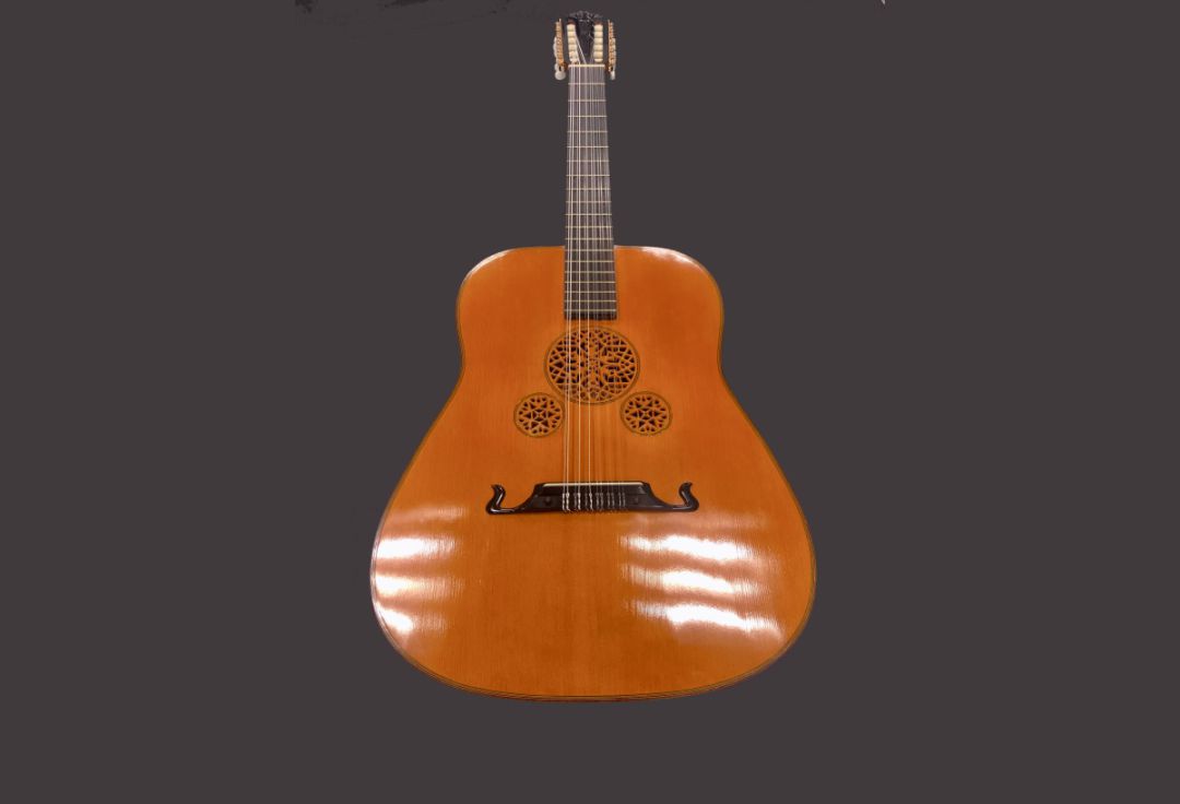 Guitarra cedida per Joan Manuel Serrat Guitarra cedida per Joan Manuel Serrat