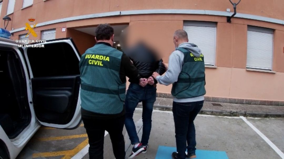 Momento de la detención del joven de 22 años acusado de los 45 delitos de abusos sexuales a menores Momento de la detención del joven de 22 años acusado de los 45 delitos de abusos sexuales a menores