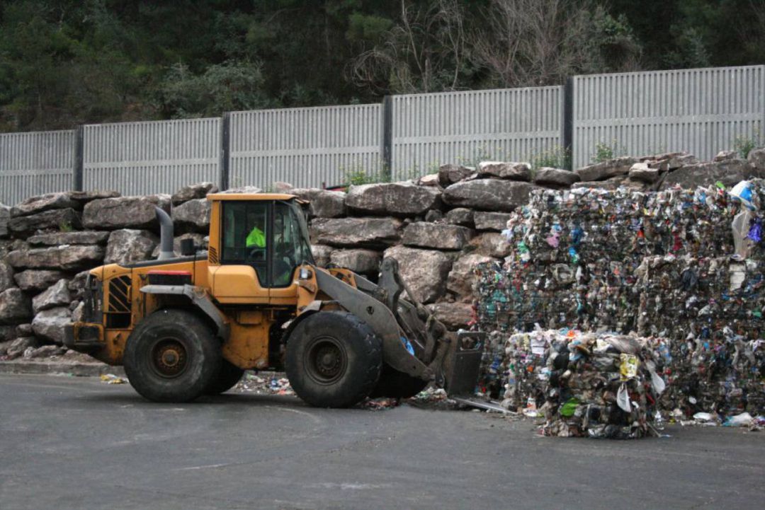 Movimiento de basura en el vertedero de Onda Movimiento de basura en el vertedero de Onda