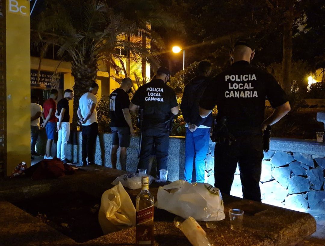 Imponen 34 sanciones en Santa Cruz de Tenerife por vulnerar el toque de queda Imponen 34 sanciones en Santa Cruz de Tenerife por vulnerar el toque de queda