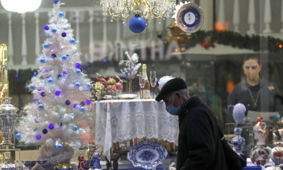 Viandante ante un escaparate de Navidad Viandante ante un escaparate de Navidad