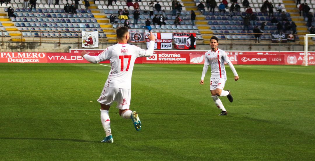 Dioni y Abad celebran uno de los últimos goles del equipo leonés Dioni y Abad celebran uno de los últimos goles del equipo leonés