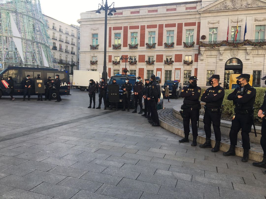 Los distintos grupos operativos en la Puerta del Sol Los distintos grupos operativos en la Puerta del Sol
