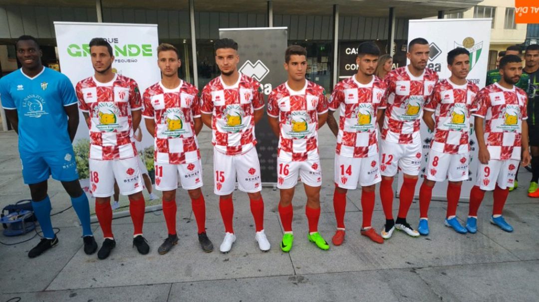 Los jugadores del Guijuelo lucen la jamoneta. Los jugadores del Guijuelo lucen la jamoneta.