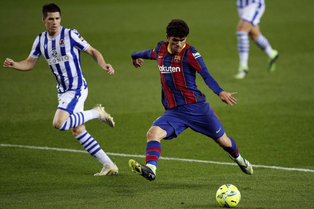 El centrocampista del FC Barcelona Carles Aleñá (d), durante el partido correspondiente a la decimonovena jornada de la LaLiga Santander ante la Real Sociedad disputado esta noche en el Nou Camp, en Barcelona. El centrocampista del FC Barcelona Carles Aleñá (d), durante el partido correspondiente a la decimonovena jornada de la LaLiga Santander ante la Real Sociedad disputado esta noche en el Nou Camp, en Barcelona.